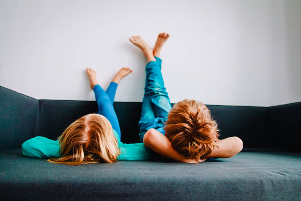 děti relaxovat doma - domácí pohodlí a lenosti - Fotografie, Obrázek