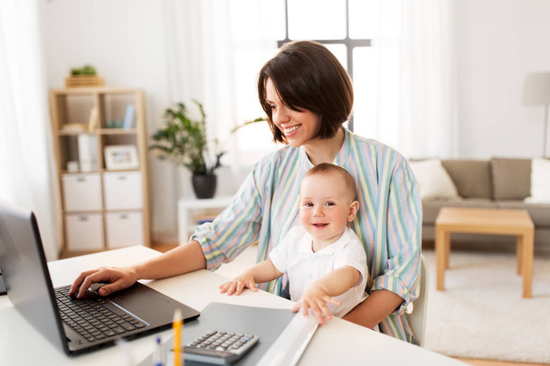 working mother with baby boy and laptop at home - Foto, Imagem