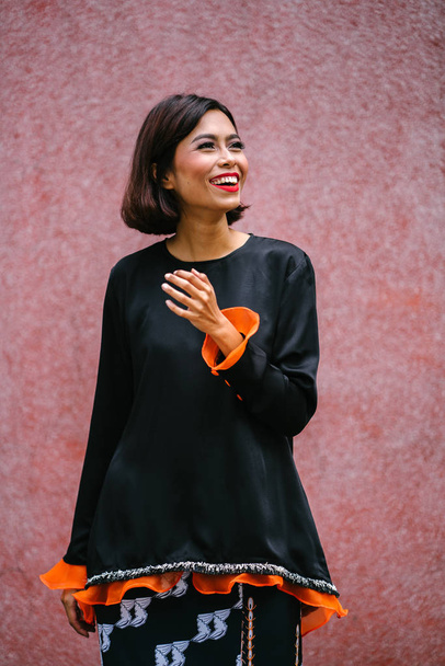 Retrato de una joven, atractiva y fotogénica mujer malaya singapurense posando al aire libre
  - Foto, Imagen