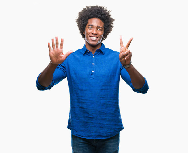 Αφρο αμερικανικό άνθρωπος πέρα από το απομονωμένο υπόβαθρο δείχνει και δείχνει προς τα επάνω με τα δάχτυλα αριθμός επτά ενώ χαμογελώντας αυτοπεποίθηση και χαρούμενοι. - Φωτογραφία, εικόνα
