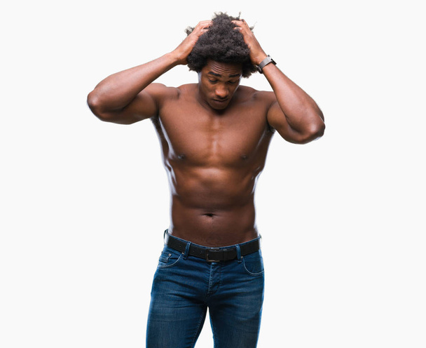 Afro-américain torse nu montrant le corps nu sur fond isolé souffrant de maux de tête désespérés et stressés parce que la douleur et la migraine. Mains sur la tête
. - Photo, image