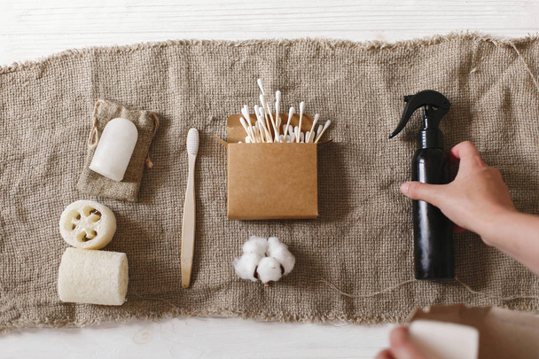 käsi tilalla luonnollinen ekobambu hammasharja, kookos saippua, käsintehty shampoo, kristalli deodorantti, luffa, bambu korva tikkuja. nolla jätettä käsite, kestävä elämäntapa tasainen lay
 - Valokuva, kuva
