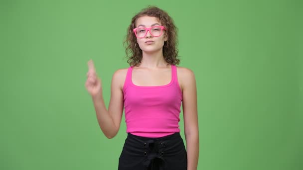 Young beautiful nerd woman pointing finger up - Video, Çekim