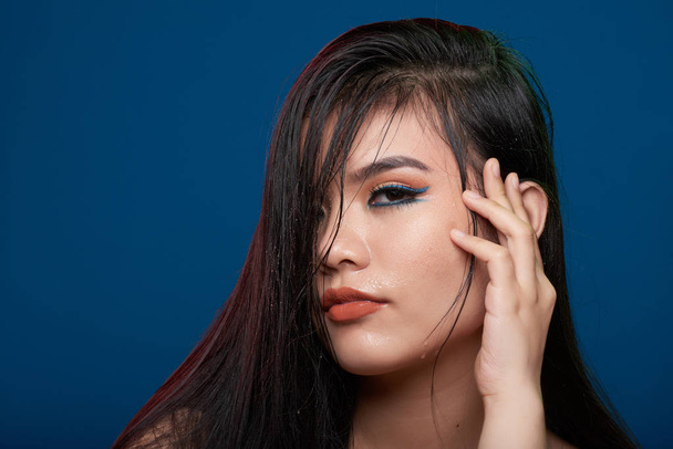 Portrait de femme asiatique humide sexy avec maquillage lumineux
 - Photo, image
