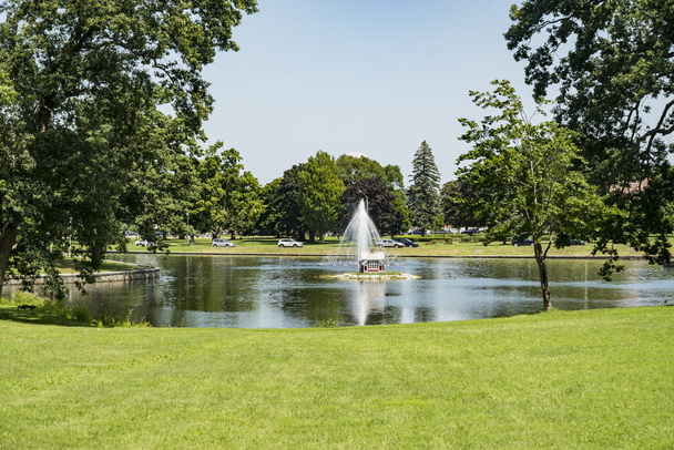 O lago em Deering Oaks Park em Portland, Maine
 - Foto, Imagem