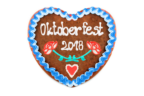 Oktoberfest 2018 (engl. festival de octubre) Corazón de pan de jengibre con fondo blanco aislado. evento de temporada en Munich (Alemania
) - Foto, imagen