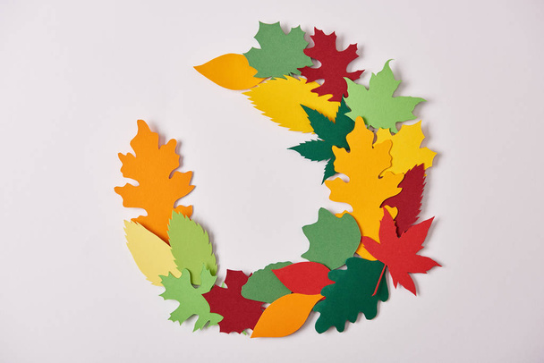 flat lay with colorful papercrafted foliage arranged on white background - Zdjęcie, obraz