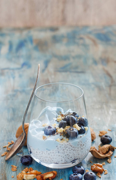 Blueberries και γιαούρτι Παρφέ πουτίγκα chia σε ένα ποτήρι, κοντινό πλάνο - Φωτογραφία, εικόνα