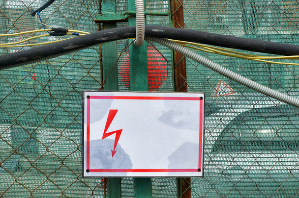 Üres jele elektromos veszély és a Nagyfeszültségű kábel. - Fotó, kép