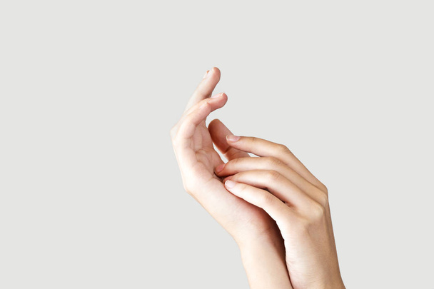 Руки женщины закрывают вид
 - Фото, изображение