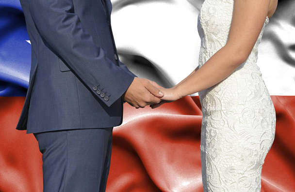 Муж и жена держатся за руки - Концептуальная фотография брака в Чили
 - Фото, изображение
