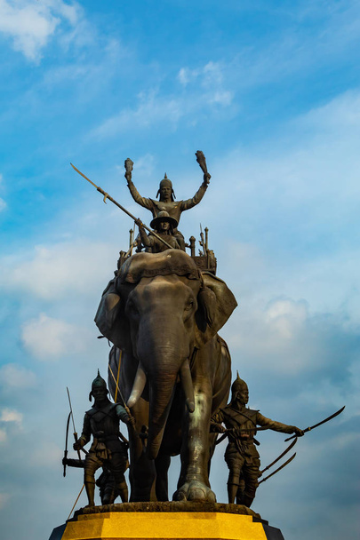 タイのトゥン Makham 容で王スリ Suriyothai の記念碑 - 写真・画像