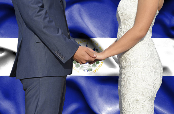 Manžel a manželka, drželi se za ruce - konceptuální fotografii manželství v El Salvadoru - Fotografie, Obrázek