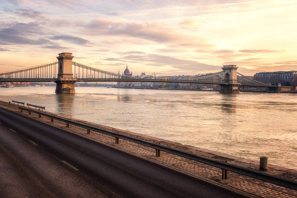 ブダペスト、ハンガリー、ヨーロッパの歴史的建造物とドナウ川を渡ってセーチェーニ鎖橋の眺めの素晴らしいソフト サンライズ - 写真・画像