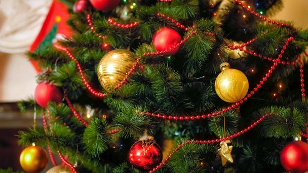 Karácsony Közelkép háttérrel, színes baubles és lóg a karácsonyfa füzér - Fotó, kép
