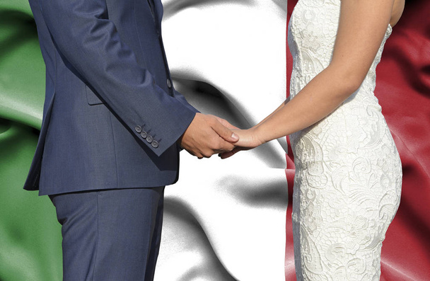 Чоловік і дружина, тримаючись за руки - концептуальні фотографують шлюбу в Італії - Фото, зображення