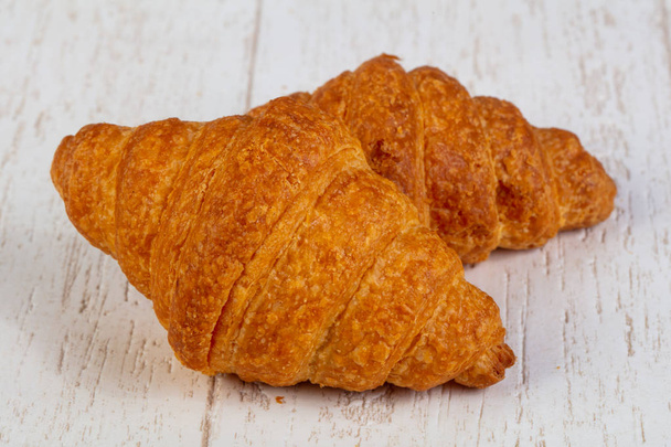 Delicioso croissant francês cozido no forno tradicional
 - Foto, Imagem