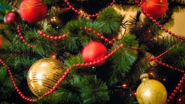 Belle image en gros plan de lumières colorées sur l'arbre de Noël
 - Photo, image
