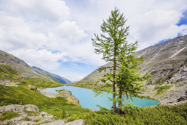 Valle de Akchan. Lago Akchan inferior. Montaña Altai paisaje - Foto, imagen