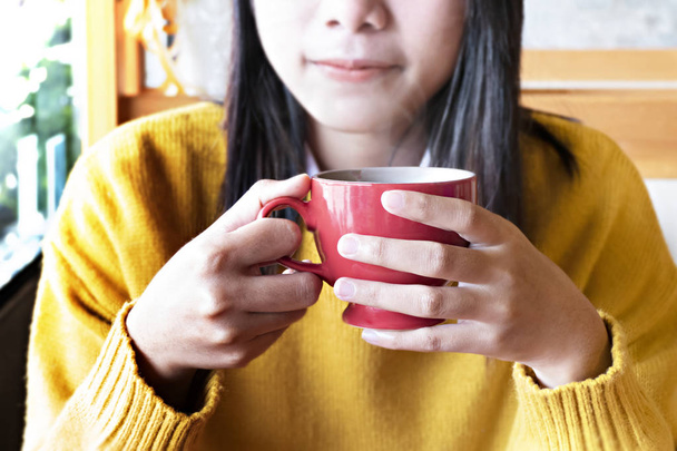 ホット コーヒー カップでカフェでかわいいアジアの女性 - 写真・画像