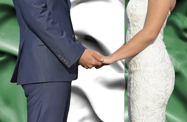 Esposo y esposa tomados de la mano - Fotografía conceptual del matrimonio en Nigeria
 - Foto, Imagen