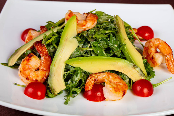 Salad with prawn, rucola and avocado - Foto, afbeelding