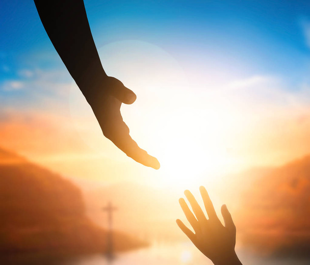 Концепция Всемирного дня мира: Силуэт Иисуса протягивает руку
 - Фото, изображение