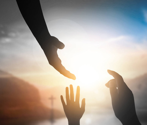Wereld vrede dag concept: silhouet van Jezus hand reiken - Foto, afbeelding