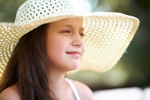 portrét holčičky na sobě velký klobouk, Krásný slunečný den, jasné slunce a stínů, detailní obličeje - Fotografie, Obrázek
