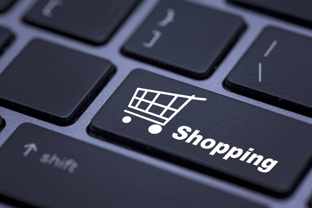 Концепція інтернет-магазинів, крупним планом кнопка з значком кошика супермаркетів на клавіатурі
 - Фото, зображення