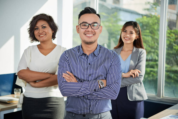 Portrait of young successful business team standing with arms crossed - Foto, Imagem
