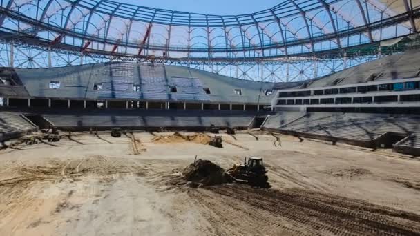Tiro aéreo de campo y asientos de una construcción de estadio de fútbol
 - Metraje, vídeo