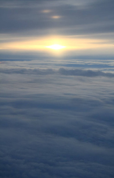 Naplemente alatt felhők tengere, és milyen időhorizonton vonal-sík - Fotó, kép