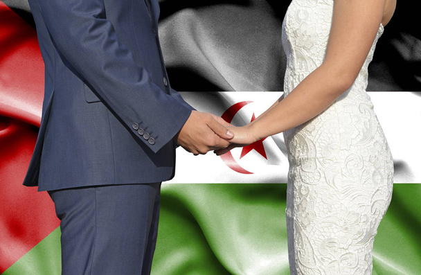 Mąż i Żona, trzymając się za ręce - koncepcyjnych fotografii małżeństwa w Saharze Zachodniej - Zdjęcie, obraz
