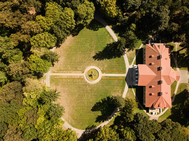 Aerial top view frome drone to famous ukranian sights - palace and park ensemble Samchiki in the village of Samchiki, Ukraine - Foto, immagini