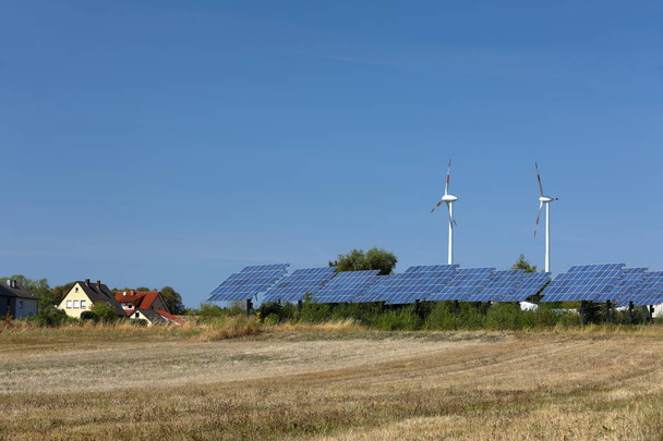 Parque de energía eólica y solar
 - Foto, imagen