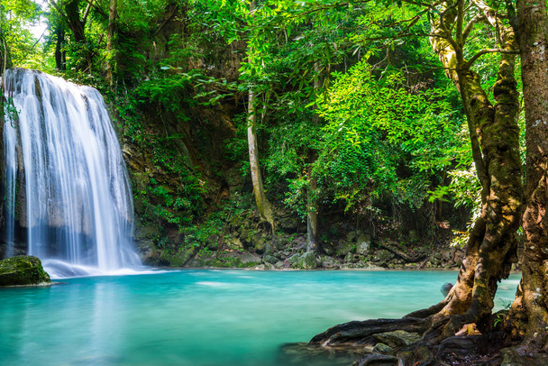 Cachoeira Erawan no Parque Nacional da Tailândia
 - Foto, Imagem