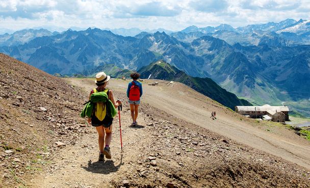 dos mujeres excursionistas en el sendero de montaña en los Pirineos franceses
 - Foto, imagen