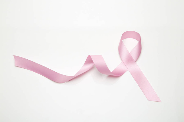 Różowy piersi Rak wstążki na białym tle - Zdjęcie, obraz