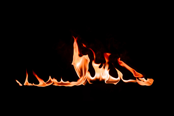 黒の背景に燃える炎のクローズ アップ表示 - 写真・画像