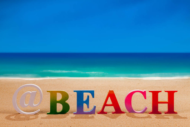 @παραλία γραμμένο με πολύχρωμα ξύλινα γράμματα με κέλυφος θάλασσα στην παραλία με αντίγραφο χώρου - Φωτογραφία, εικόνα