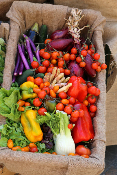 φρέσκα φρούτα και λαχανικά βιολογικής καλλιέργειας στο πλαίσιο προς πώληση - Φωτογραφία, εικόνα