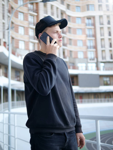 Jovem falando ao telefone - Foto, Imagem