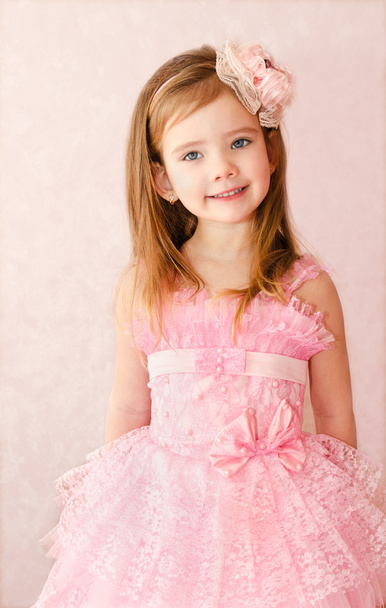 Portrait of cute smiling little girl - Foto, afbeelding