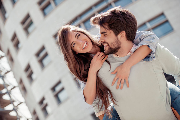 Mutlu genç çift dışarıda eğleniyor ve gülümsüyor.. - Fotoğraf, Görsel
