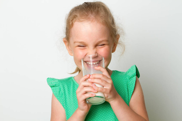 Cute girl holding glass of milk - Φωτογραφία, εικόνα