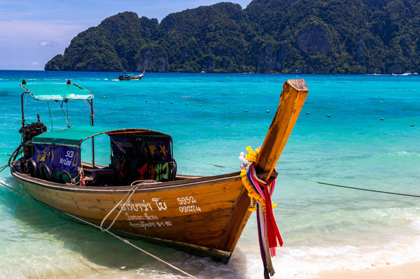 Koh Phi Phi, Thailand - May 7, 2018: Long tail local boats anchored on a sandy beach with transparent turquoise waters - Zdjęcie, obraz