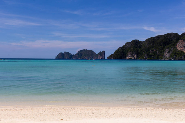 Koh Phi Phi, Thailand - May 7, 2018: Koh Phi Phi Leh island where the movie The Beach with Leonardo di Caprio was filmed - Foto, afbeelding