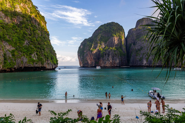 Koh Phi Phi, Thailand - May 9, 2018: First tourists of the day enjoying the popular Maya Bay at sunrise - Fotoğraf, Görsel