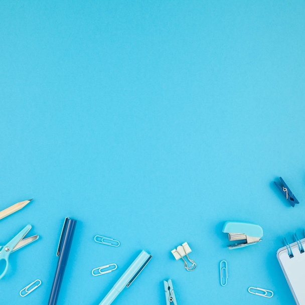 Вид сверху плоский стол в стиле дизайнерской школы и канцелярских принадлежностей с бирюзово-синим цветом бумаги на фоне минимального стиля. Квадратный шаблон для женских блогов в социальных сетях
 - Фото, изображение